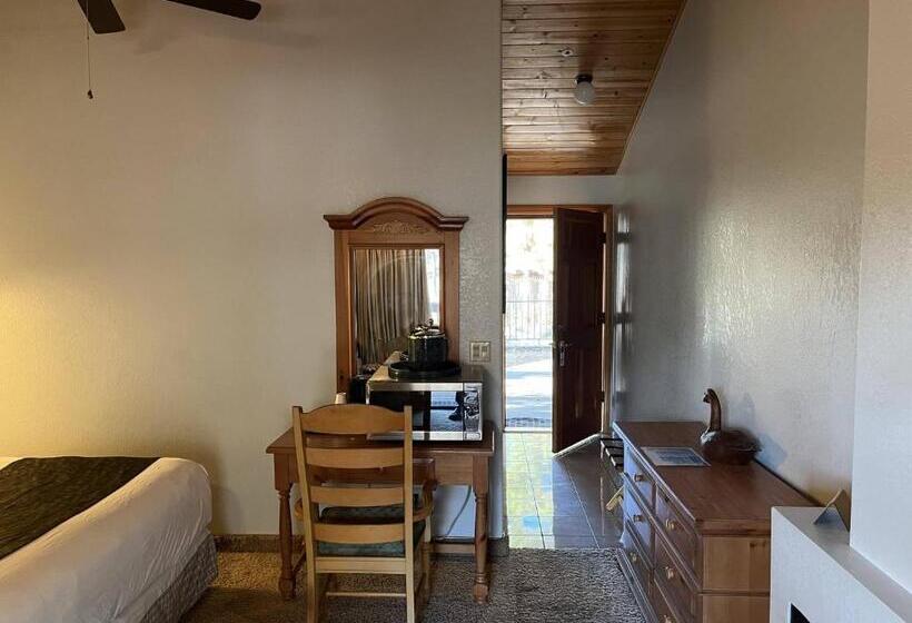 스탠다드 싱글 룸 킹 침대, Whispering Pines Lodge