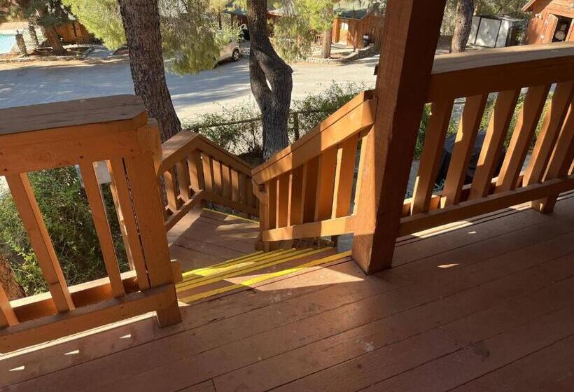 جناح سرير كينج, Whispering Pines Lodge