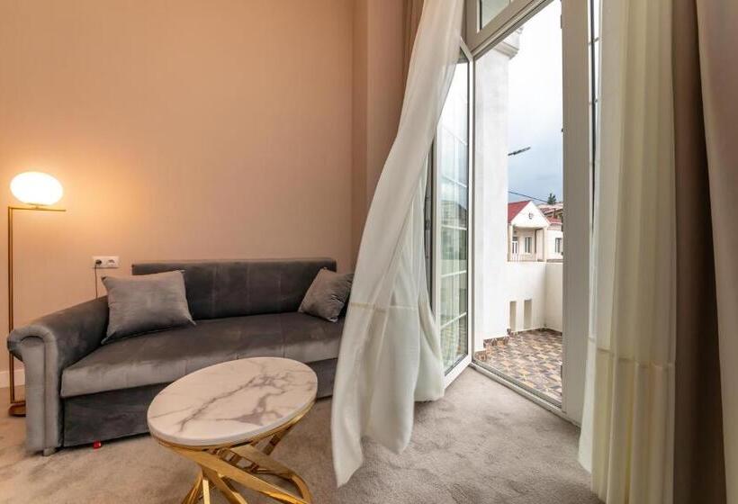 سوییت سوپریور, Newport Hotel Kutaisi