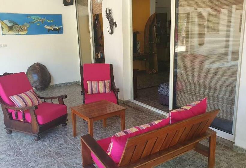 اتاق استاندارد با چشم‌انداز استخر, Villa Les Cocotiers