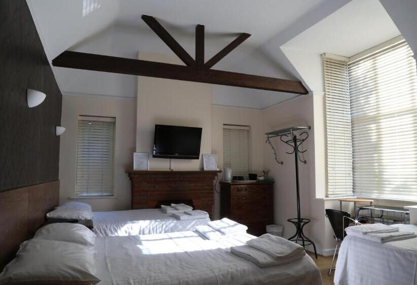 Семейный Номер, Debden Guest House