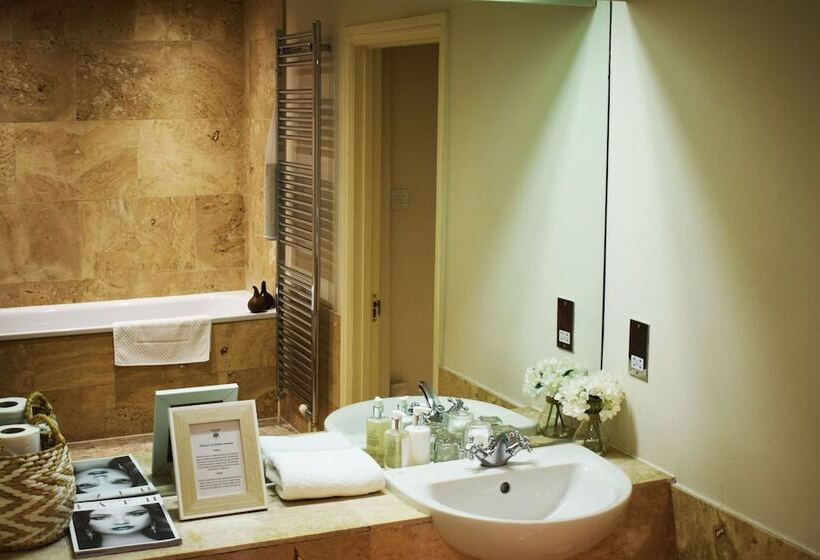 스탠다드 트리플 룸, The Windsor Town House
