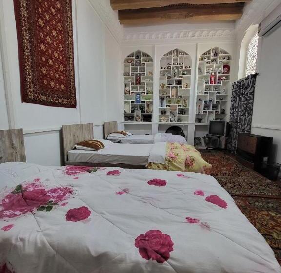 تختخواب در اتاق مشترک, Bobo Haydar Guest House
