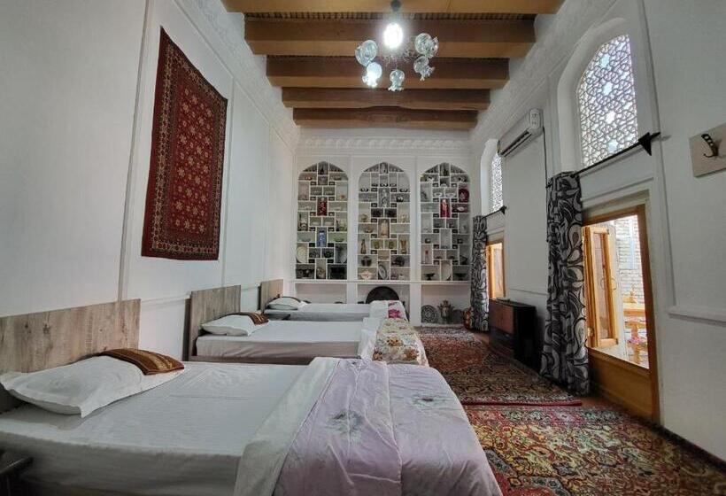 تختخواب در اتاق مشترک, Bobo Haydar Guest House