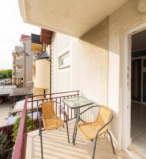 اتاق استاندارد سه تخته با بالکن, Vila Adriana