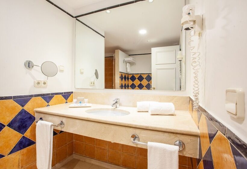 سوییت با چشم‌انداز استخر, Grupotel Macarella Suites & Spa