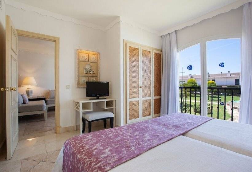 سوییت با چشم‌انداز استخر, Grupotel Macarella Suites & Spa