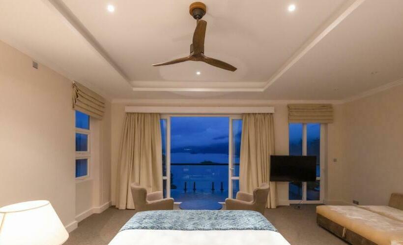 Suite with lake view, Villa Serenity