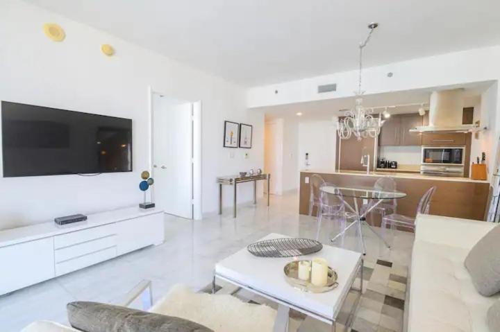 带露台的小型套房, Icon Brickell Residences