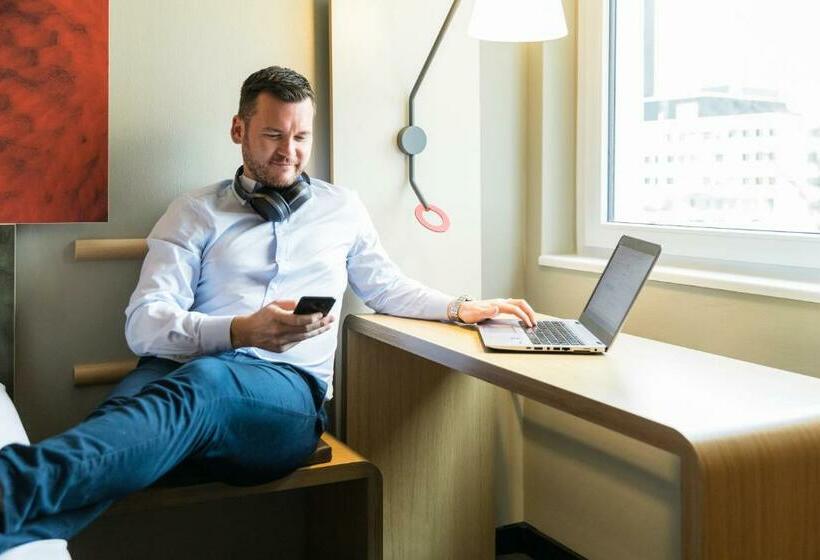 اتاق سوپریور با بالکن, Ibis Zurich Messe Airport