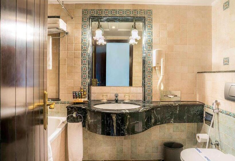 اتاق سوپریور با چشم‌انداز استخر, Novotel Bahrain Al Dana Resort