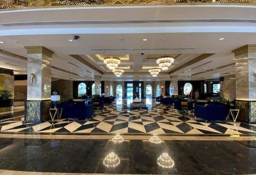 سوییت جونیور با چشم‌انداز استخر, Mövenpick Hotel Cairo   Media City