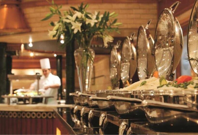 اتاق لوکس با تخت بزرگ, Mövenpick Hotel Cairo   Media City