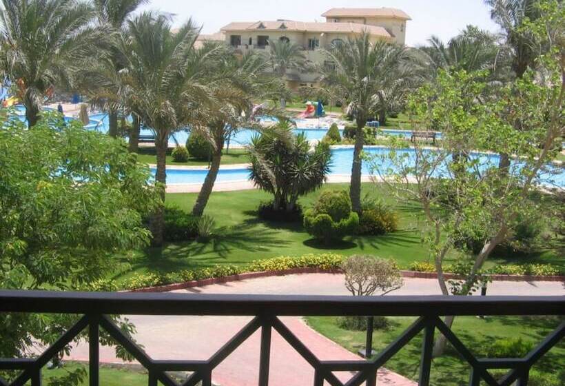 اتاق کلاسیک با چشم‌انداز استخر, Mövenpick Hotel Cairo   Media City