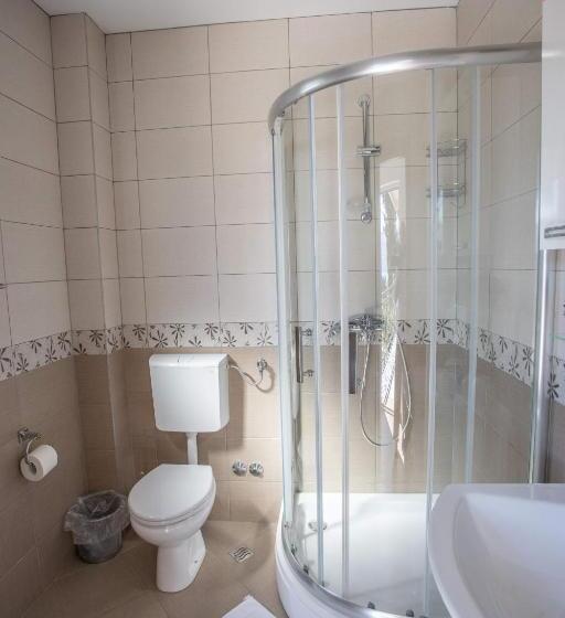 استودیو استاندارد با چشم‌انداز استخر, Apartments Gvozdenovic