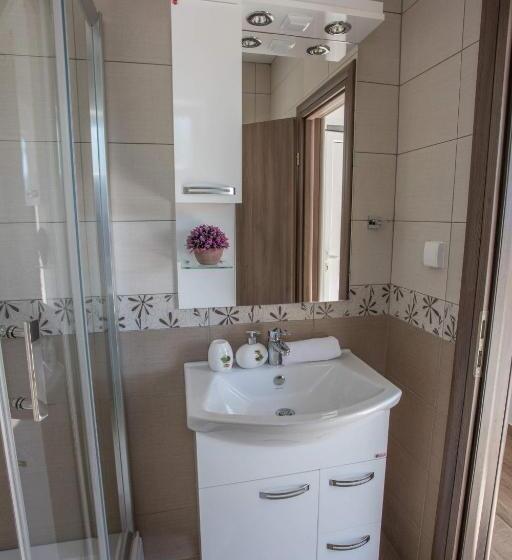 استودیو استاندارد با چشم‌انداز استخر, Apartments Gvozdenovic