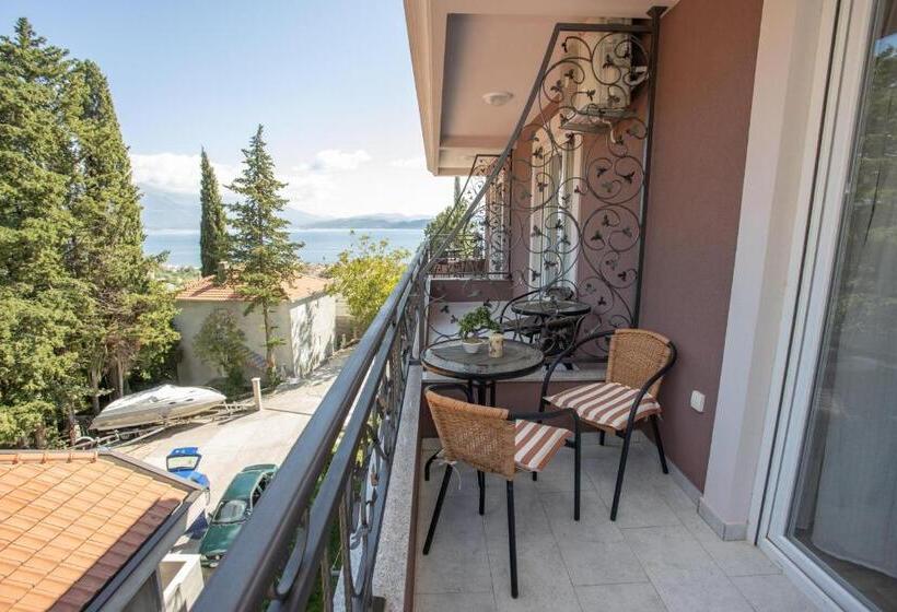 استودیو استاندارد با چشم‌انداز استخر, Apartments Gvozdenovic