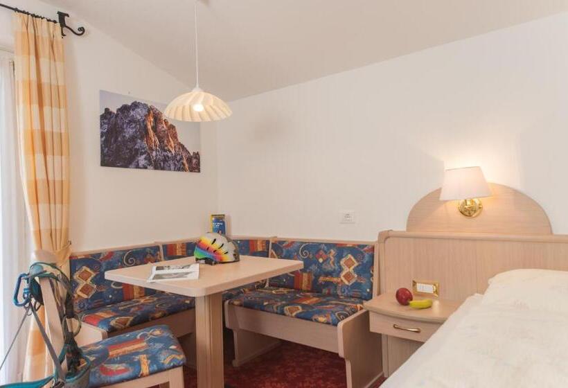 带阳台的三人标准间, Kedul Lodge