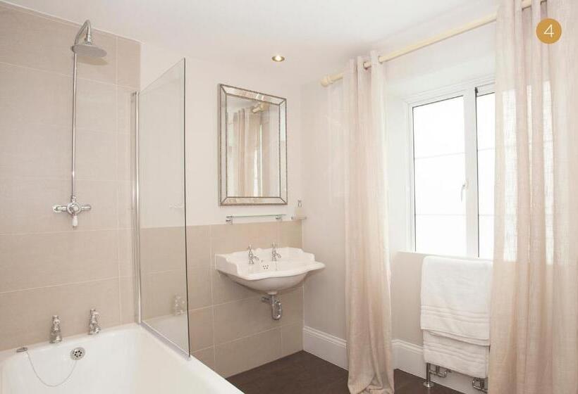 Standard room with outdoor bath, Victoria House