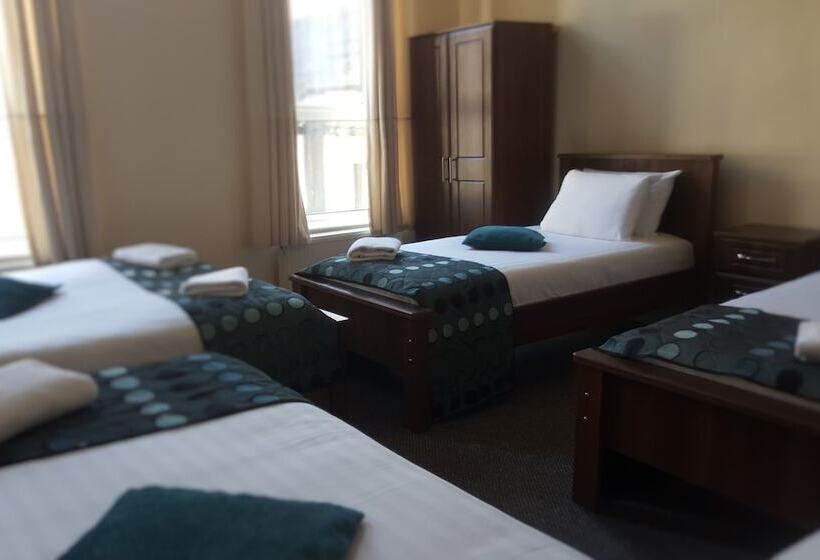 اتاق خانوادگی, Hazelbrook House B&b