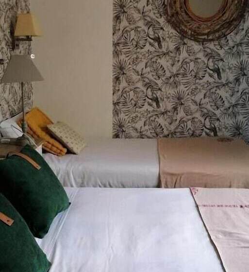 اتاق استاندارد سه نفره, Logis Hôtel Louise De Savoie