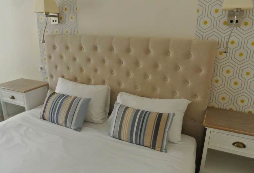اتاق استاندارد سه نفره, Logis Hôtel Louise De Savoie