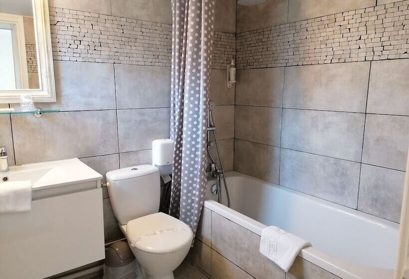 اتاق راحتی سه تخته, Logis Hôtel Louise De Savoie
