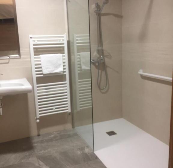 장애인을 위한 스탠다드 룸, Hostal Pirineos Ainsa
