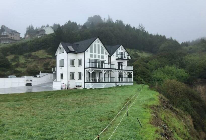 Люкс Вид на Море, The Castle Inn Of The Lost Coast