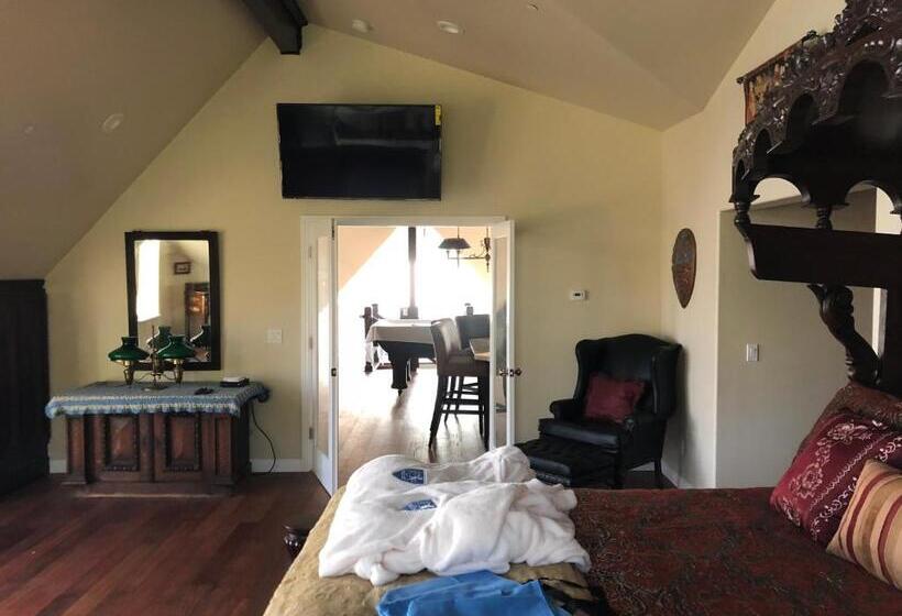 Семейный Номер Вид на Море, The Castle Inn Of The Lost Coast