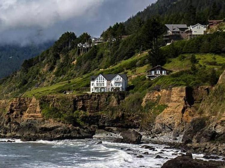 Семейный Номер Вид на Море, The Castle Inn Of The Lost Coast