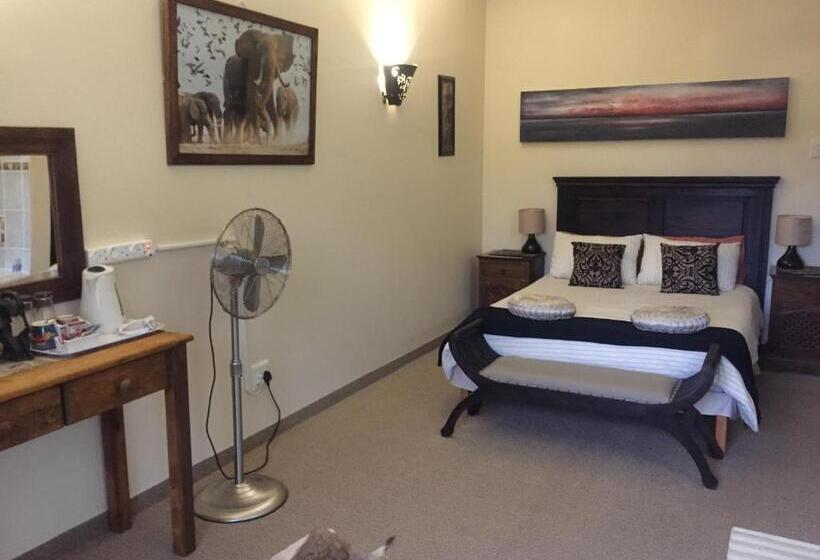 Номер Стандарт Вид на Бассейн, Cheetah Lodge Guest House