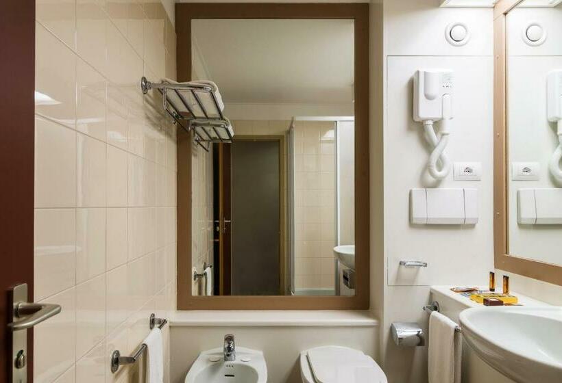 اتاق استاندارد سه نفره, B&b Hotel Milano Portello