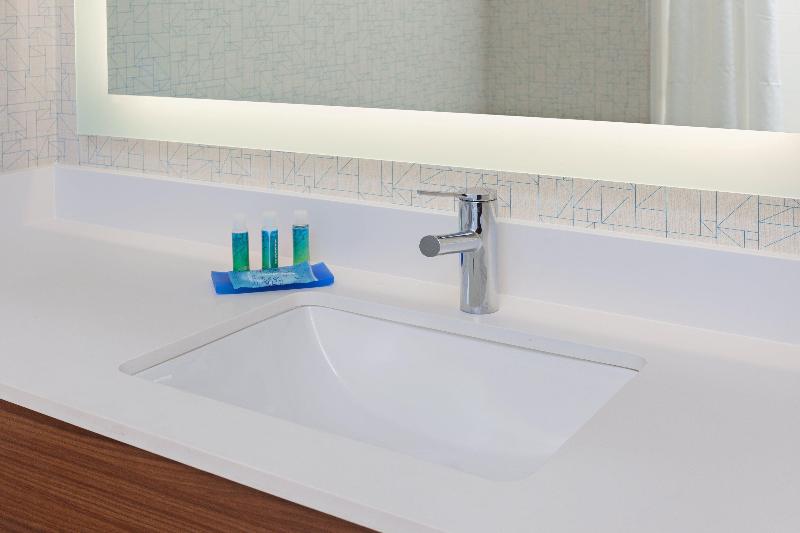 Номер Стандарт Кровать Кинг Адаптированный для Инвалидов, Holiday Inn Express Elk Grove West I 5, An Ihg