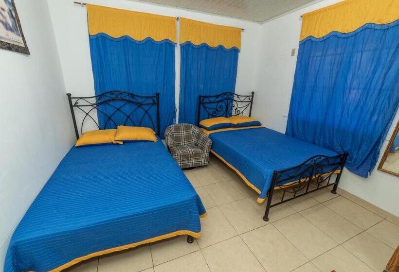 Номер Стандарт 2 Двуспальные Кровати, Hostal Amador Familiar