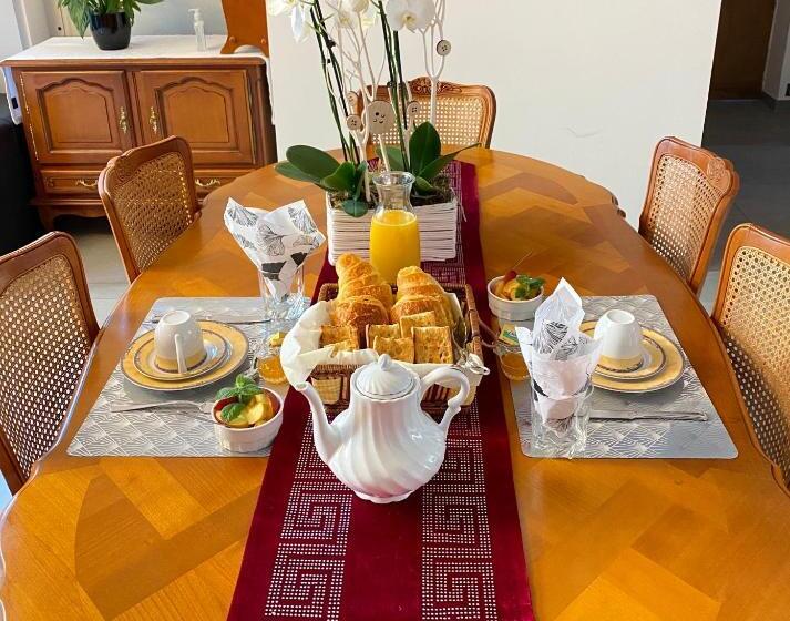 Номер Стандарт Вид на Сад, Reims Sherpa Guest House