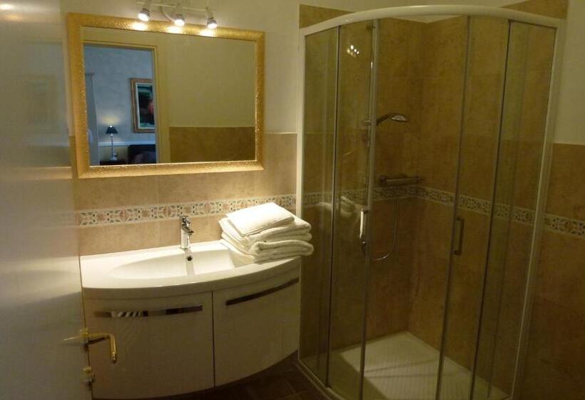 Deluxe room with river view, Lady Verona Residence