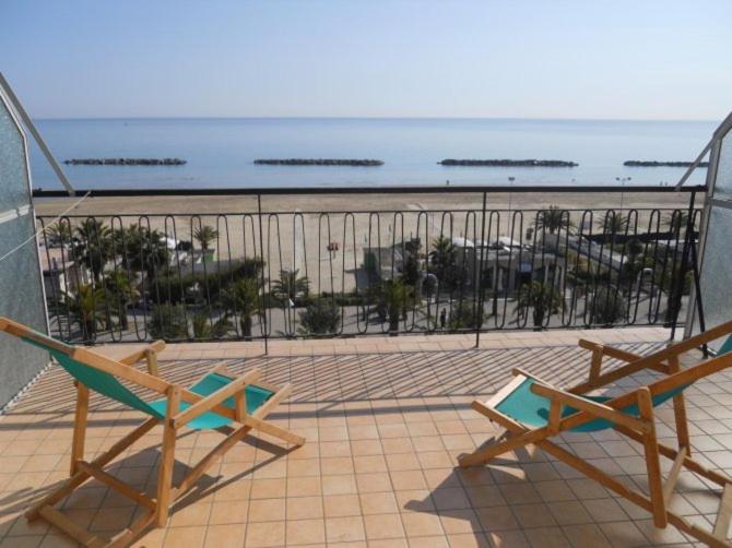 اتاق سه نفره دلوکس با چشم‌انداز دریا, B&b Attico Mare