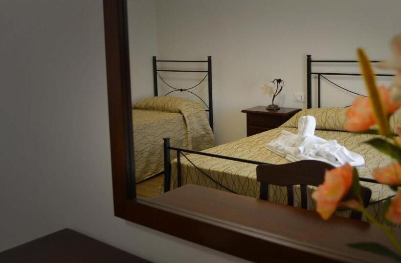 اتاق استاندارد سه تخته با بالکن, B&b Castiglione