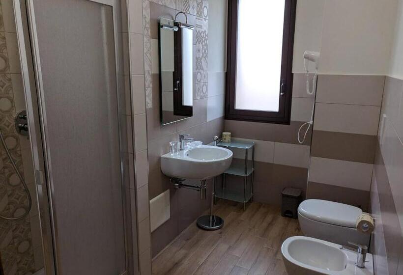 اتاق استاندارد سه تخته با بالکن, B&b Castiglione