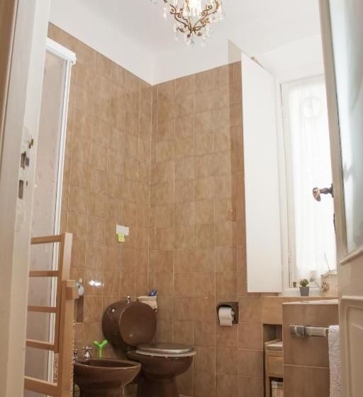 اتاق استاندارد سه تخته با سرویس بهداشتی مشترک, Il Ciottolo