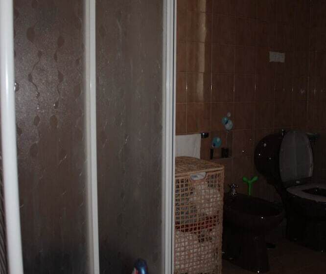 اتاق استاندارد سه تخته با سرویس بهداشتی مشترک, Il Ciottolo