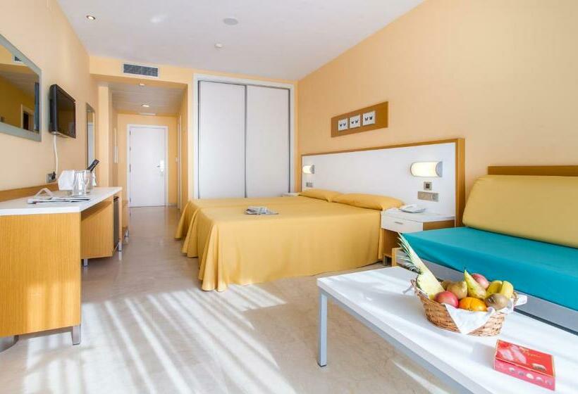 Habitación Triple Estándar Vista Piscina, Mediterraneo