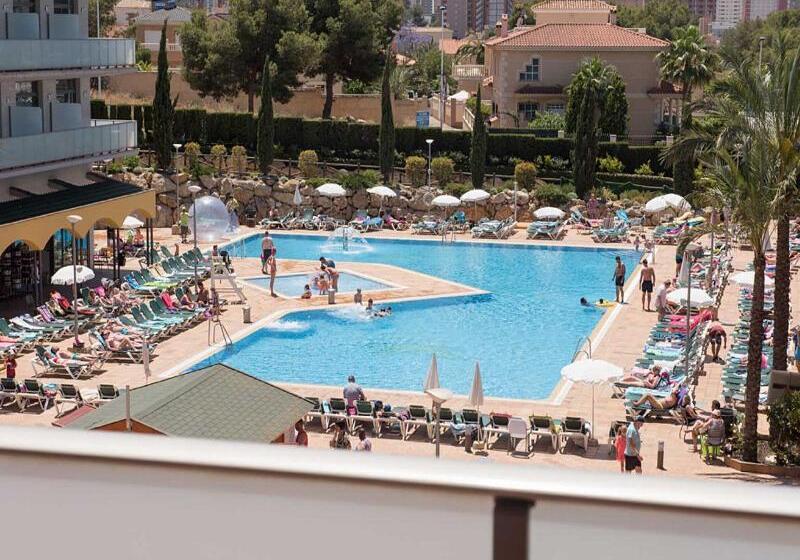 Habitación Triple Estándar Vista Piscina, Mediterraneo