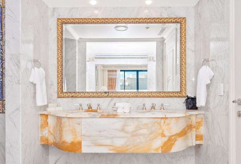Люкс, Imperial Hotel Gold Coast