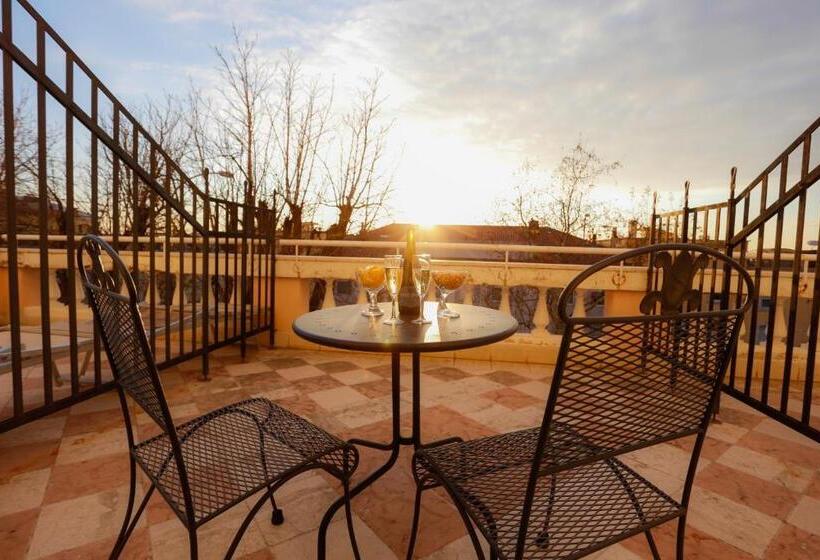 اتاق سوپریور با بالکن, Greif Hotel Maria Theresia