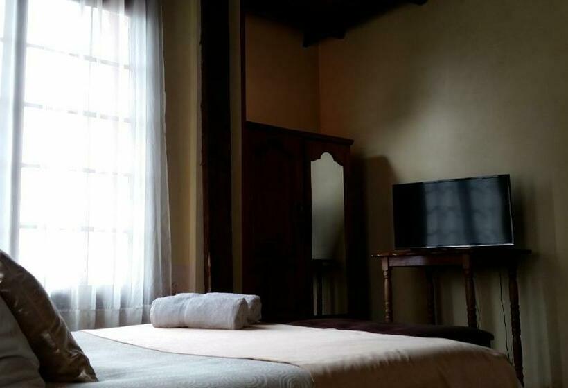 اتاق استاندارد با چشم‌انداز کوهستان, Relais De La Haute Ville Tana