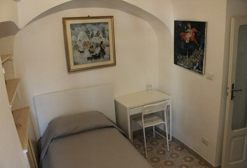 اتاق استاندارد سه نفره, A Casa Mia