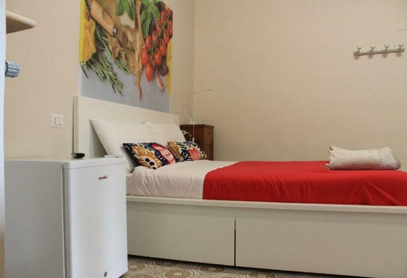 اتاق کلاسیک سه تخته, A Casa Mia