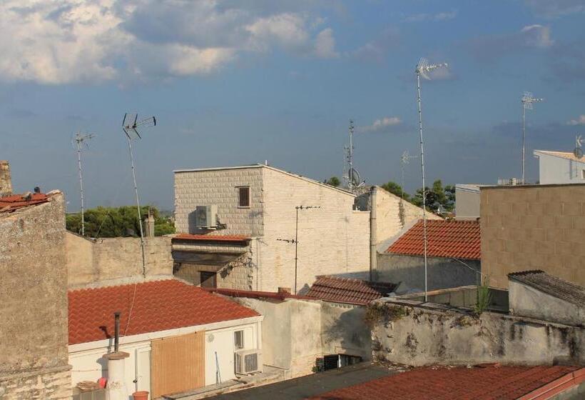 اتاق استاندارد سه نفره, A Casa Mia